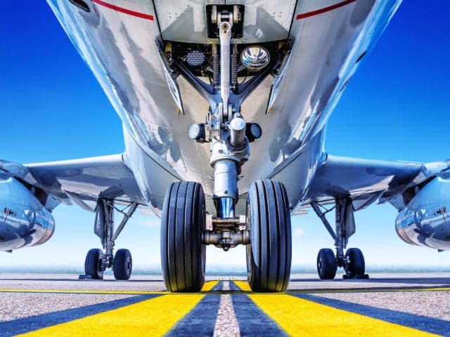 Kommersiella flygplan som flyger över huvudhöjd mellan röjningar i träd som exempelkund till Elements flyg- och rymdtesttjänster