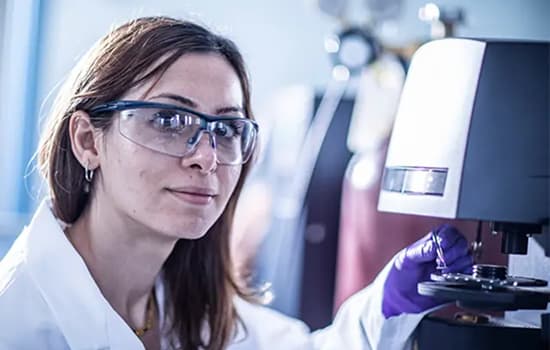 Expert in Laboratory