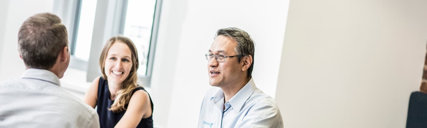 Fachleute für Elementprüfungen arbeiten an Zertifizierungsdiensten und Qualitätssicherungsprotokollen zusammen