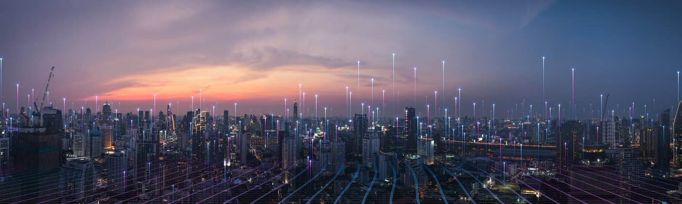 Cityscape mit digitaler Netzwerkvisualisierung für das Testen von Smart Devices und vernetzten Technologien