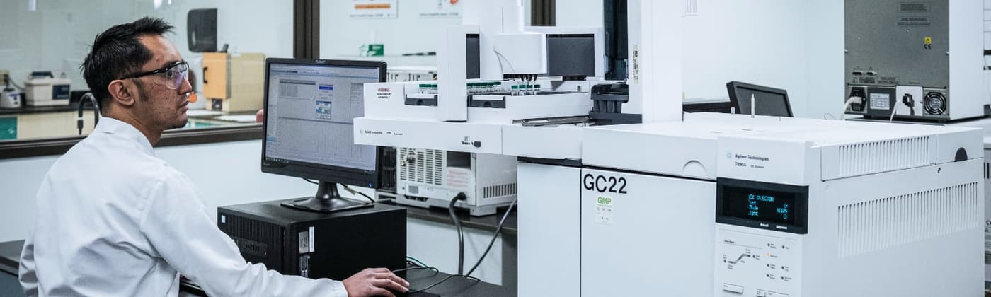 Pharmaceutical laboratory analyst performing raw materials analysis