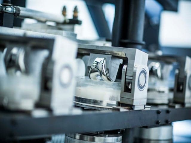 Knee Implant Testing 640 x 480 May 2018