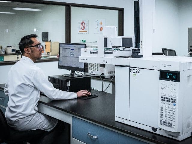 Pharmaceutical laboratory analyst performing raw materials analysis